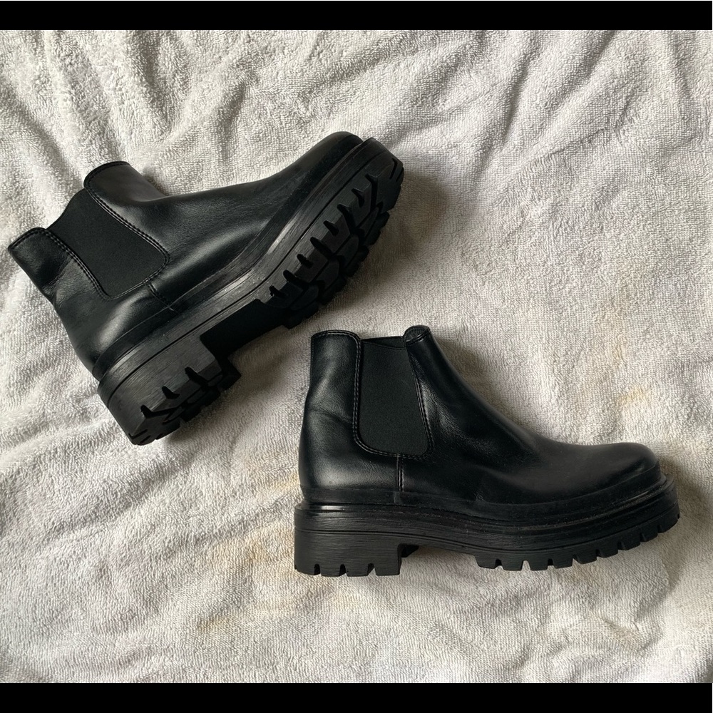 Black Chelsea Boots🖤